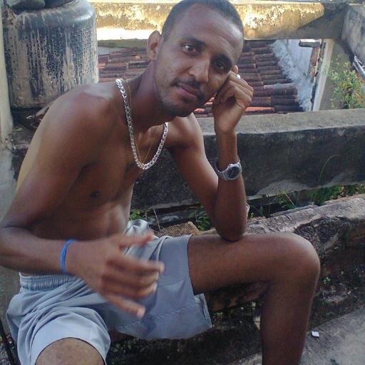 Tenho um lado irónico.Tenhi um lado insuportável.Tenho um lado amável.E cada um tem o meu lado que merece.