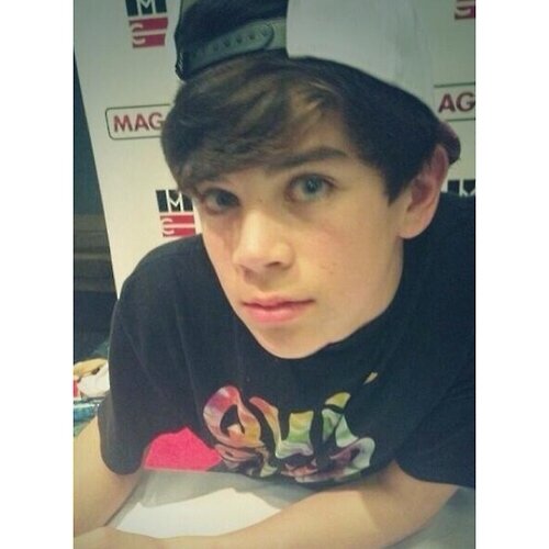 Just a girl that loves Hayes Grier !  Hayes is obvi my boyfriend but we haven't told anyone oops xo besos