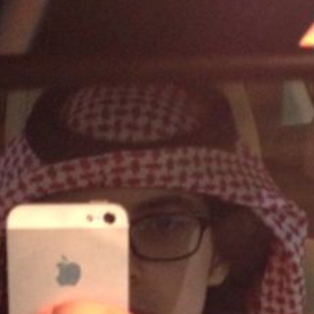 انيق بـ طريقه ملفته وخجول هادئ امام الناس مزعج امام من احب وخلف الازعاج عناد غريب انا فتئ بـ مفاهيم مختلفه