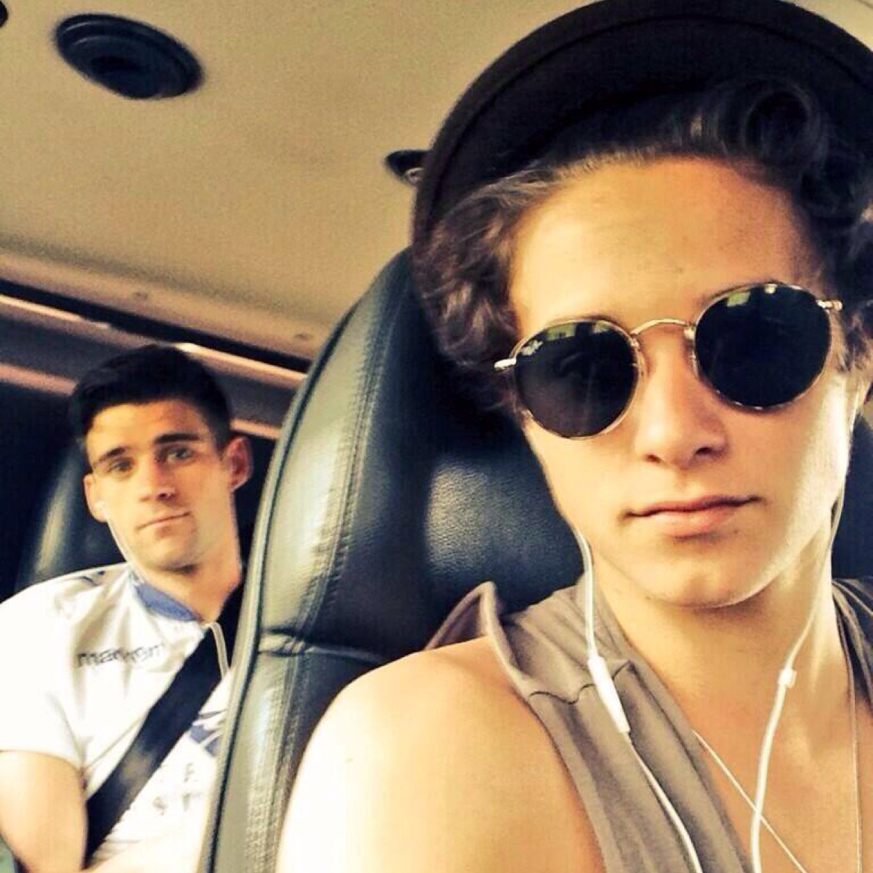 Free follow if you follow @courtneybray_ ( we unfollow whoever doesnt follow her @)