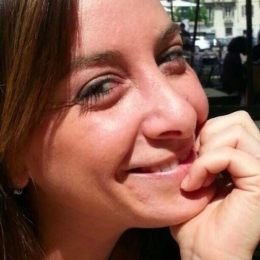 Sognatrice romantica. Amo la musica e vivo di emozioni.
