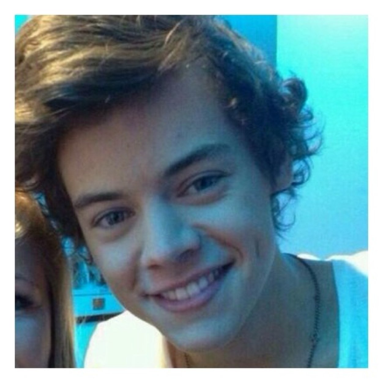 please follow @nouishire because she loves you and gave you this free follow!!!! (i might follow back :D)