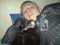 Когда едешь в автобусе, и в наушниках играет твоя любимая песня, самое главное - НЕ ЗАПЕТЬ.
