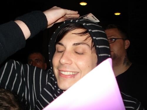 killjoymess's profile picture. Free follow from @Amazingpheels ilysm you're the bestest stay happy♥