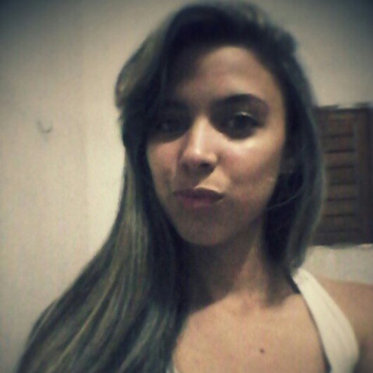 Minha pose de moça afável que usava em dias tristes. Quero te trazer pra mim. Quero ir ao teu encontro. Quero nós. - Boa Noite Cinderela.