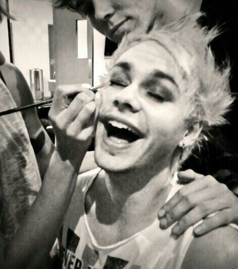 Please follow @5SAUCE_WUT  ! They will follow back. thanks!