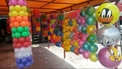 Juguetes, Bisuteria, Cosmeticos, Globos, Piñatas, Pelotas de todos tamaños, articulos con luz, neon, sombreros,  todo para su fiesta. Mayoreo y Menudeo