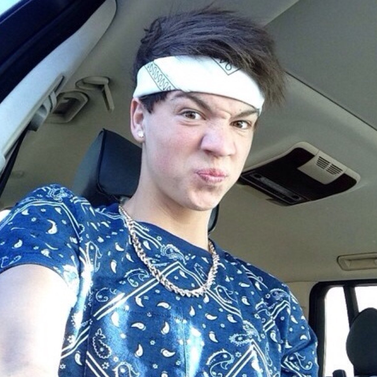 You just got a free follow from me! Now go follow @isabelladallas and @fireworkcaniff or i will unfollow you