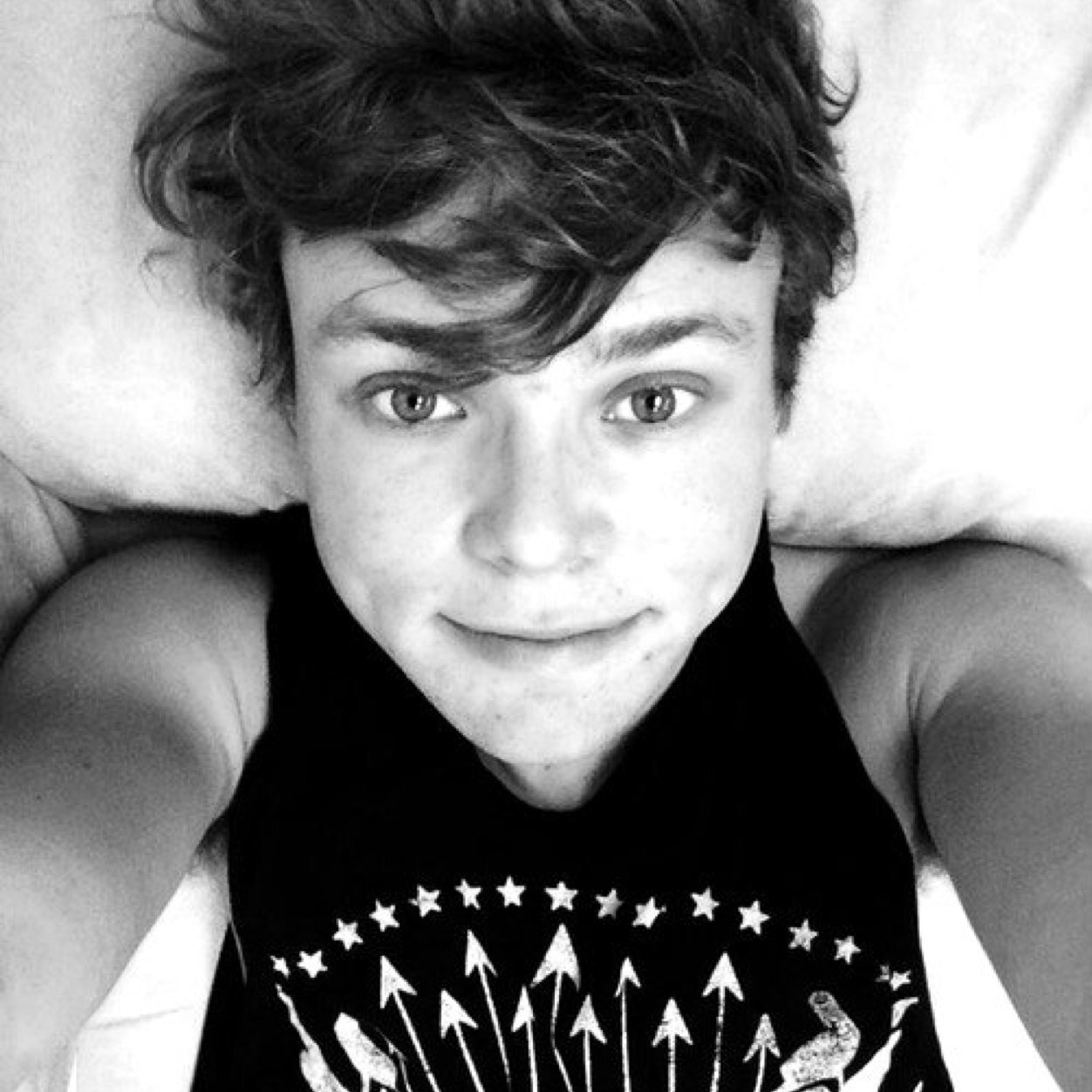 Follow @Rama5SOS she follow back! If you don't i'll unfollow, have a nice day beautiful x