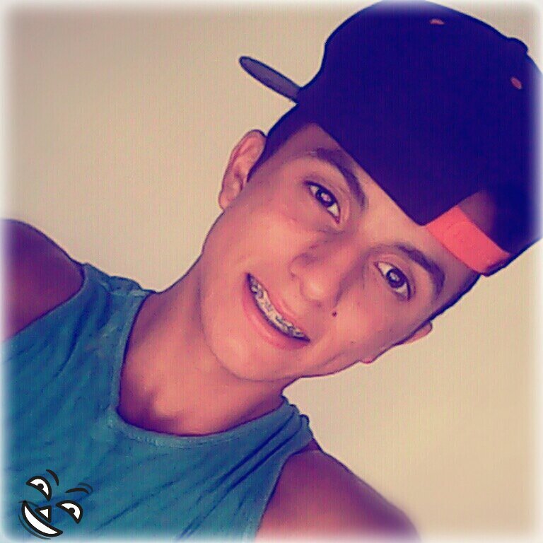 Sou muito Carismatico,Sorridente e Sincero isto as vezes confude algumas pessoas maldosas.Cultivo minhas amizades e quando quero algo nao desisto tao facil....