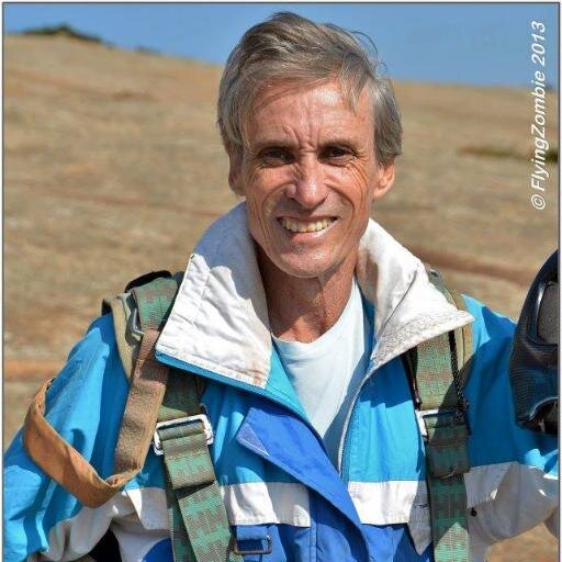 sou instrutor de voo e sou uns dos primeiros  a voar paraglider no brasil ,comecei em 1988 e em 89 montei  a skyline  e dou aulas de voos ate o momento.