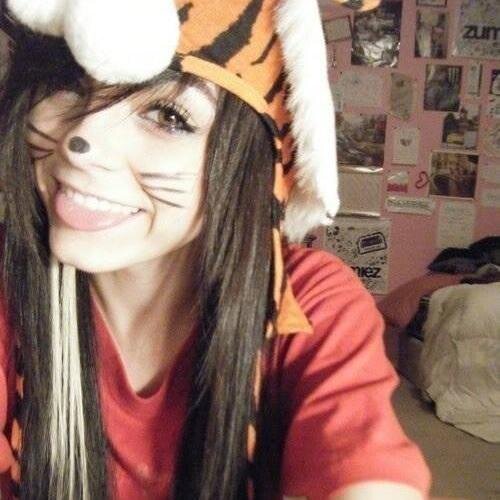 soy una chica tranquila,y a full con mi vida, me gusta publicar cosas chidas, me gusta hacer reír a la gente *--*