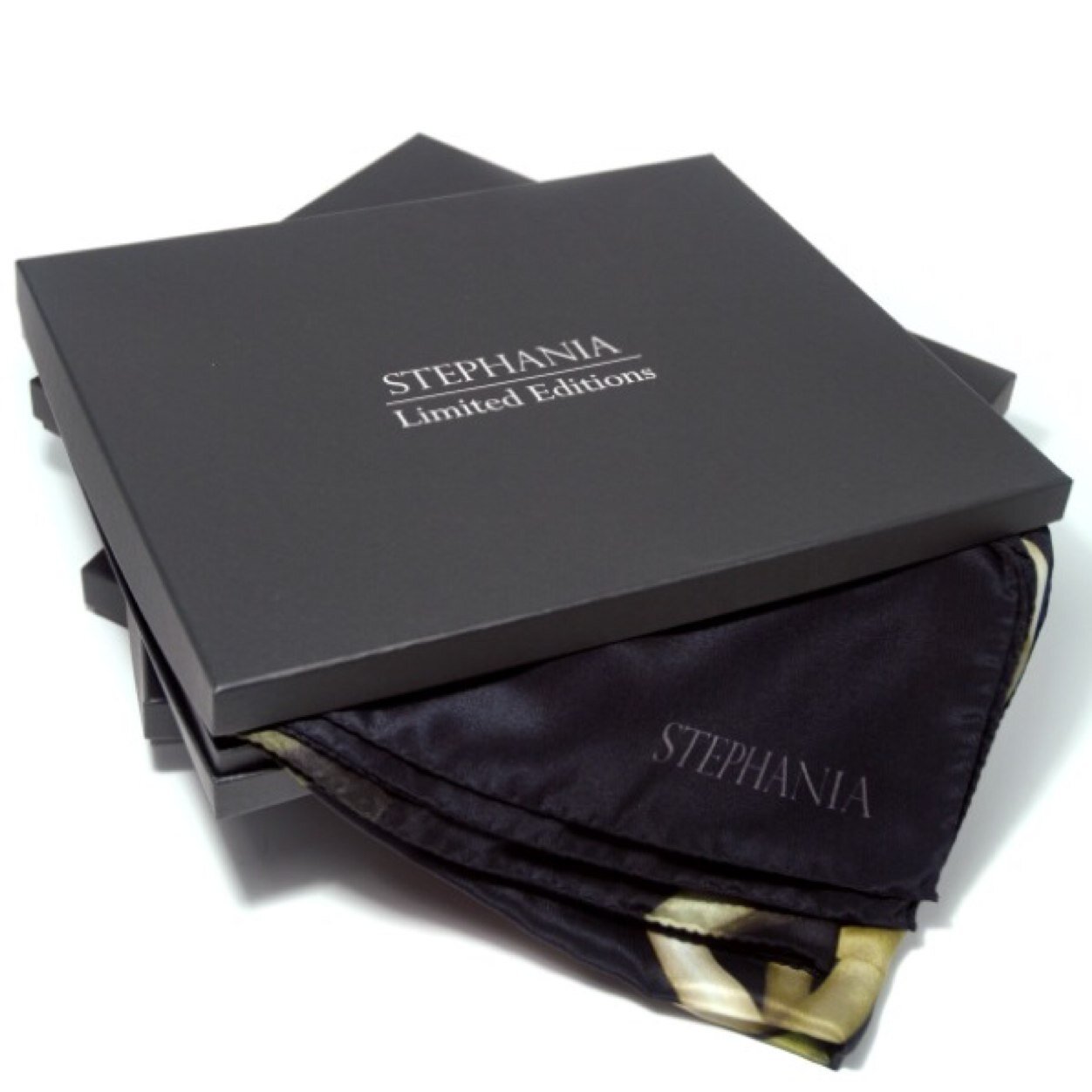 Stephania Limited Editions is a company run by a Fine Art Photographer that produces images of the haute couture of the garden.