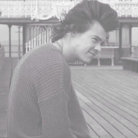 hello lovely, please follow @harryinchanel love you