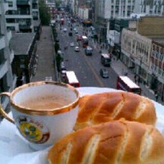 في قلب كُلٌ منـا غُرفه مُغلقـه نخاف طرقُ بابِها ( حـتى لا نبكـي ).!