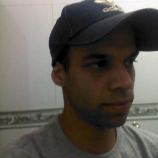 Um rapaz de vinte e poucos anos apaixonado pela vida.