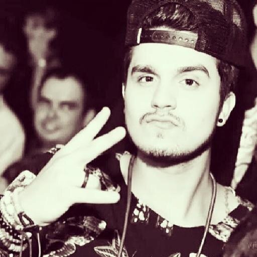 Ser fã é uma coisa tão mágica, a gente ama, chora, ri, sofre. Tudo por causa de um ídolo e eu tenho orgulho de ser fã dele! (@luansantana)  28/11/2011