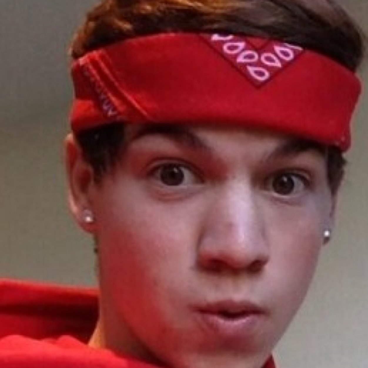 Please follow my bestfreind @magconismyworld plz