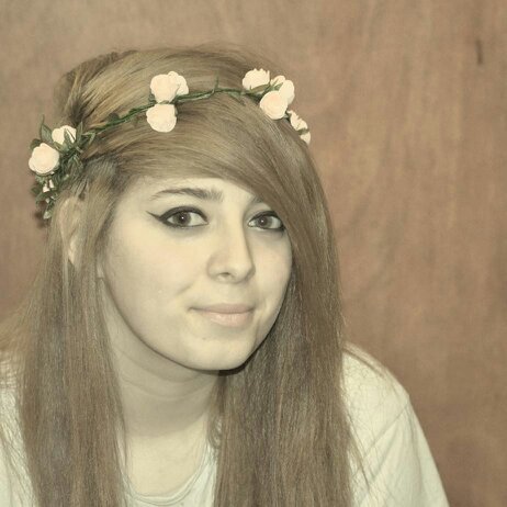 Sandra, 17 , London. Loves music,pandas and fluffy stuff.