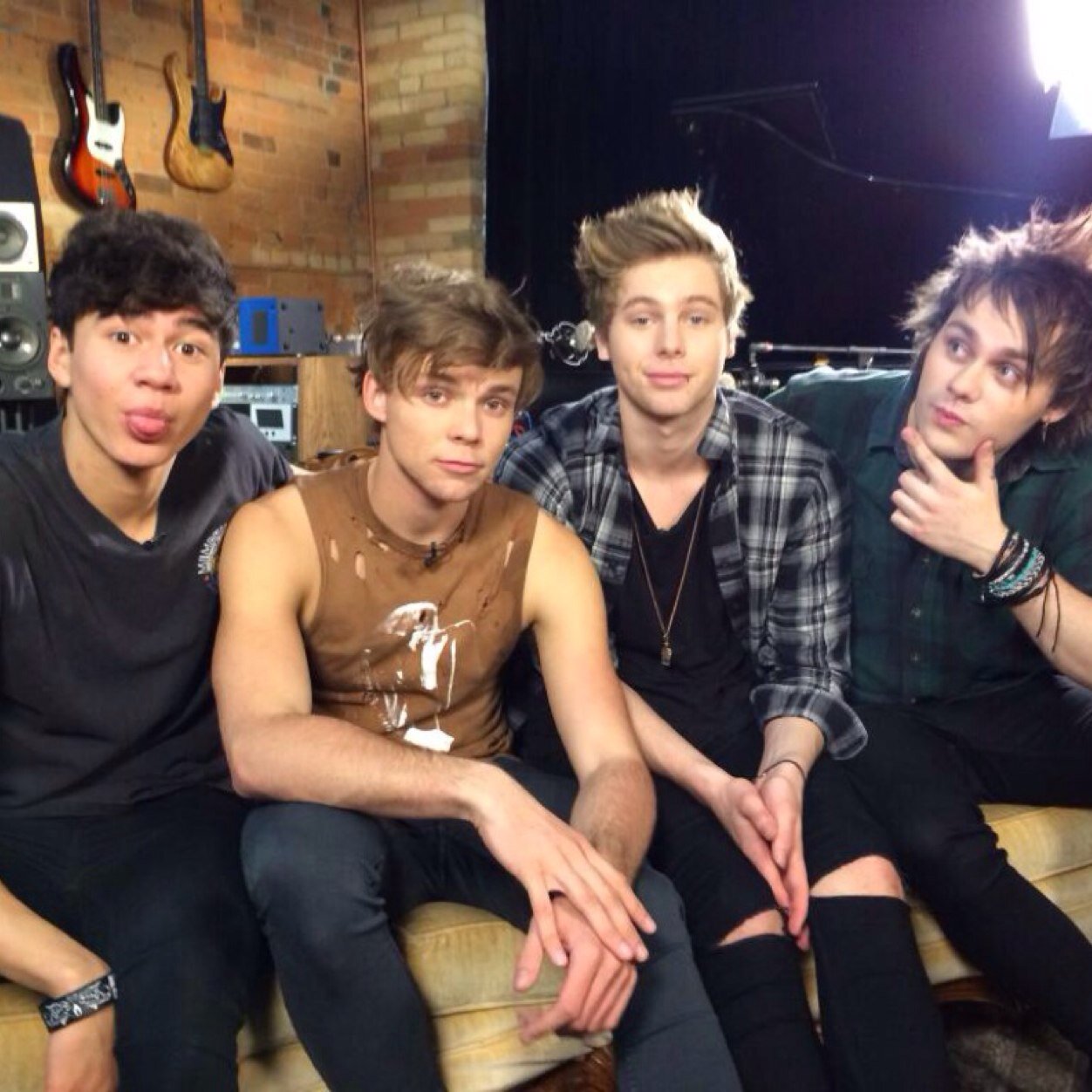 ✌THIS IS A FREE FOLLOW BC I LOVE YOU LOTS! PLEASE FOLLOW MY PERSONAL @Zipperdown5sos IT WOULD MEAN A LOT ✌
