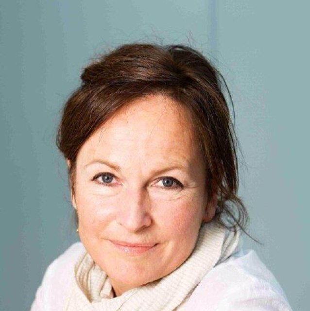 Her er og ei stemme. Økonom i kommunikasjon. Bryr meg. Om mykje. Meiner ein del. Om språk og ord. Om jord, luft og vatn. Lys og linjer. Samfunn. Smått og stort.