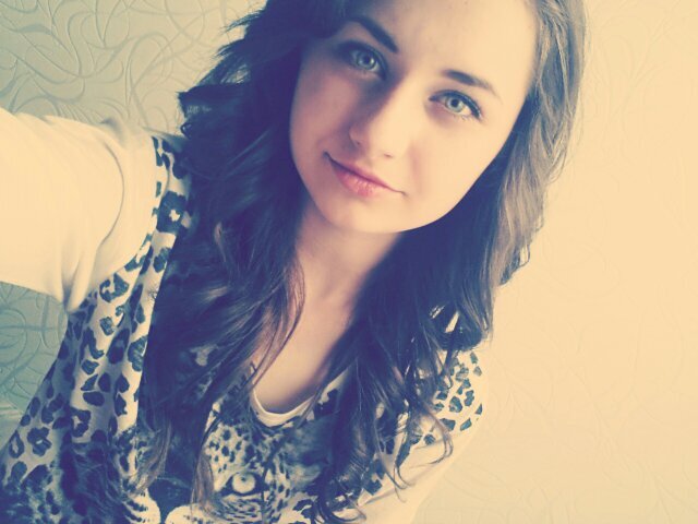 Ich bin immer gut drauf (manchmal sogar zu gut ;D ) crazy und ich liebe musik !! :D I follow back !!!!