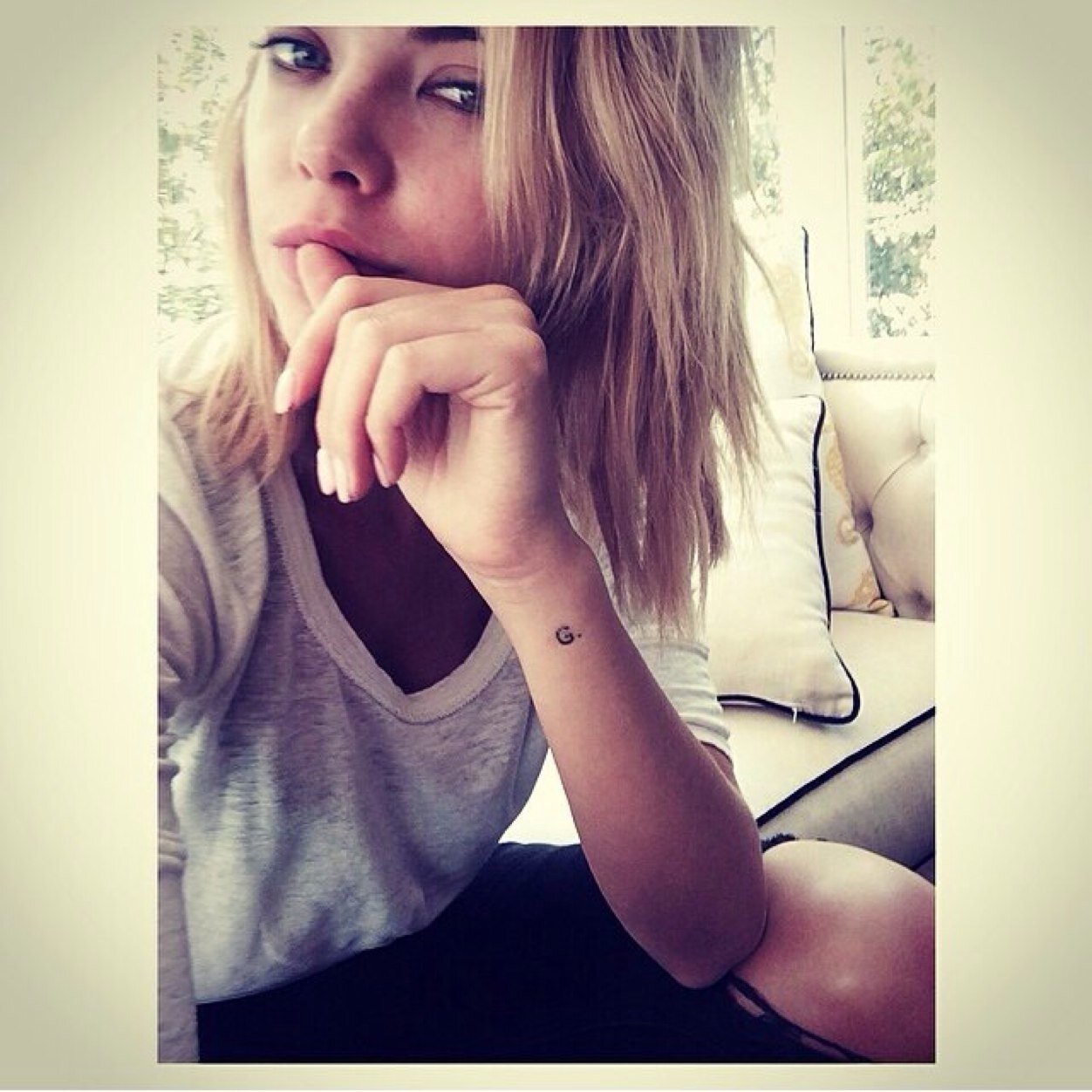 French acount of Ashley Benson and PLL News, fact, photo, ... all news are in the Favorites #Benzoholics #PLLFamily