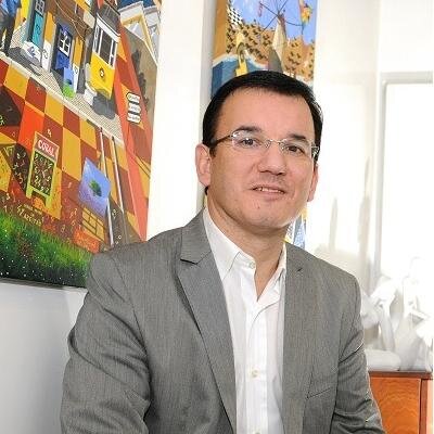 Presidente do Conselho Executivo da Escola Gonçalves Zarco. Licenciado em Humanidades e Mestre em Literatura Portuguesa Moderna e Contemp.   Univers. Católica