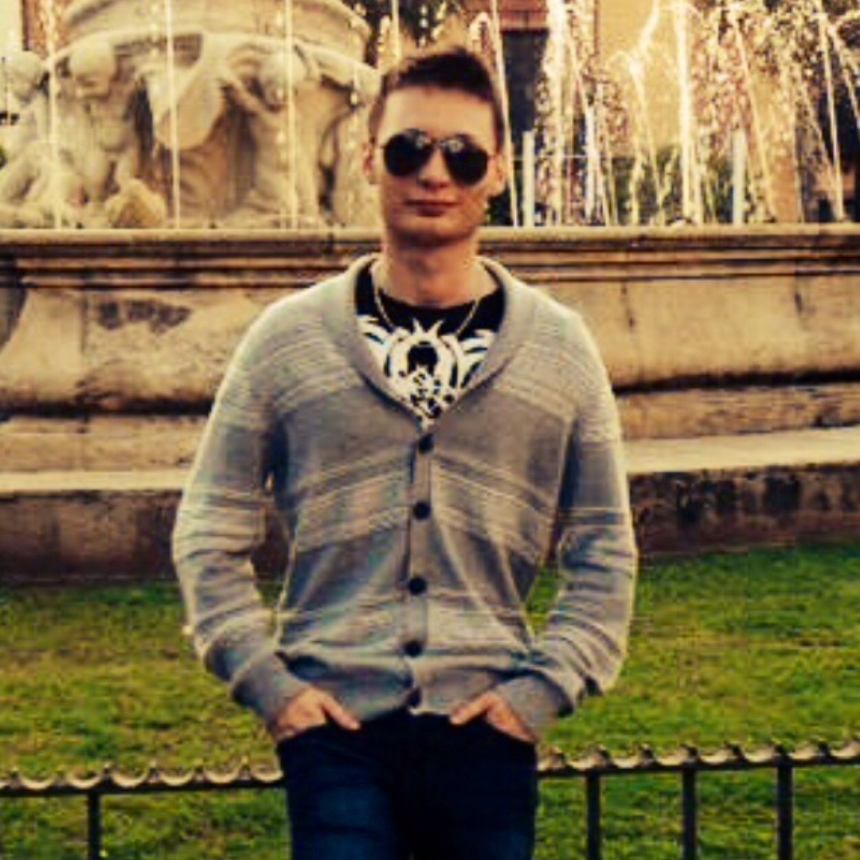 Pianista, estudiante de CSM Málaga. Ucraniano y realista.  Airsoft, fútbol, tenis y sobre todo la música.
