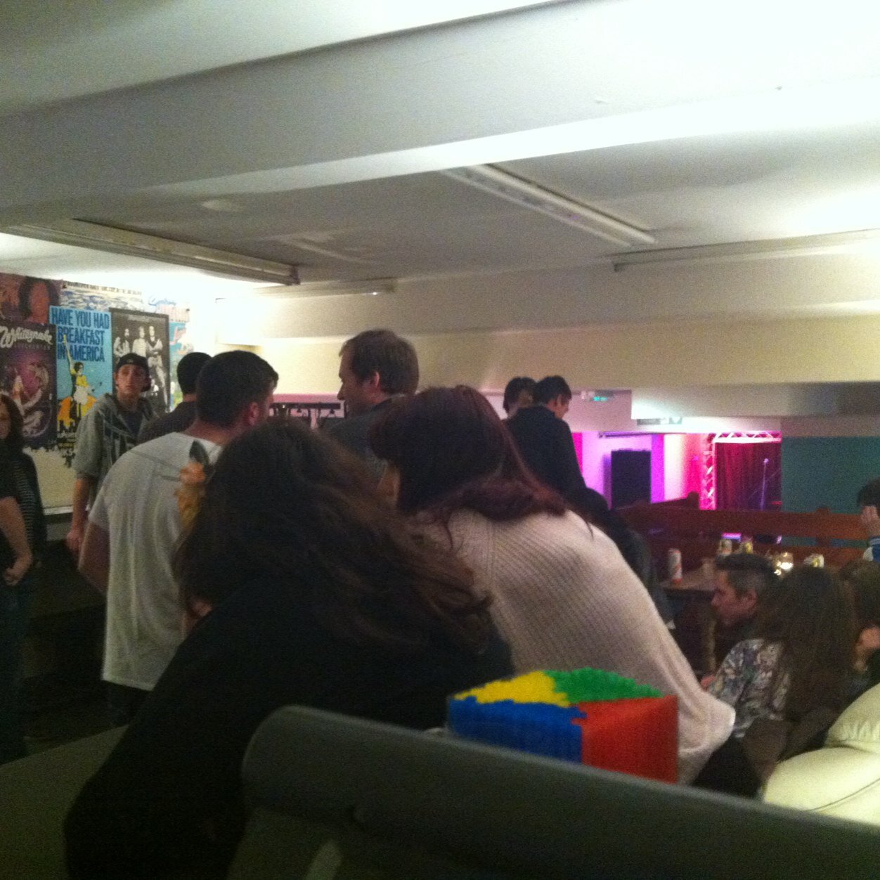 Hen_OldCOB's profile picture. Gofod celfyddyd a cerddoriaeth byw yn hen siop Recordiau Cob Bangor //
Live music and arts space at the old Cob Records Shop Bangor