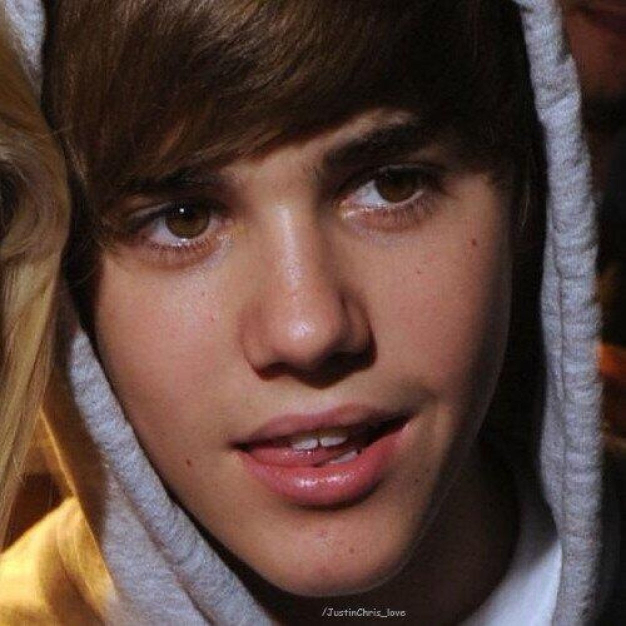 John follows me 2:48 26|O314 Justin follows me 5|O4|14 ❤MEL❤