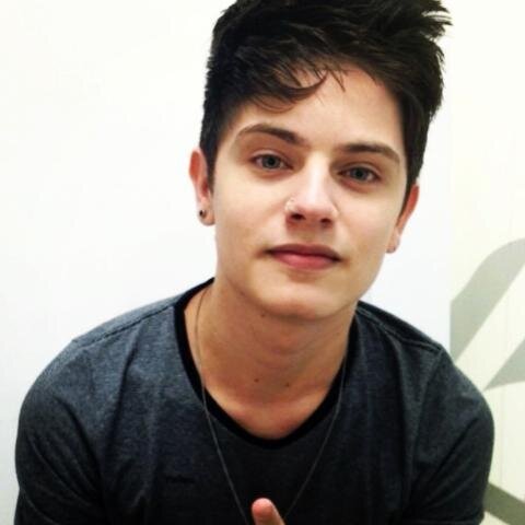Eu amo a sua voz, seu sorriso me alucina, isso surgiu sem querer .. @CHRIS_LEAO
