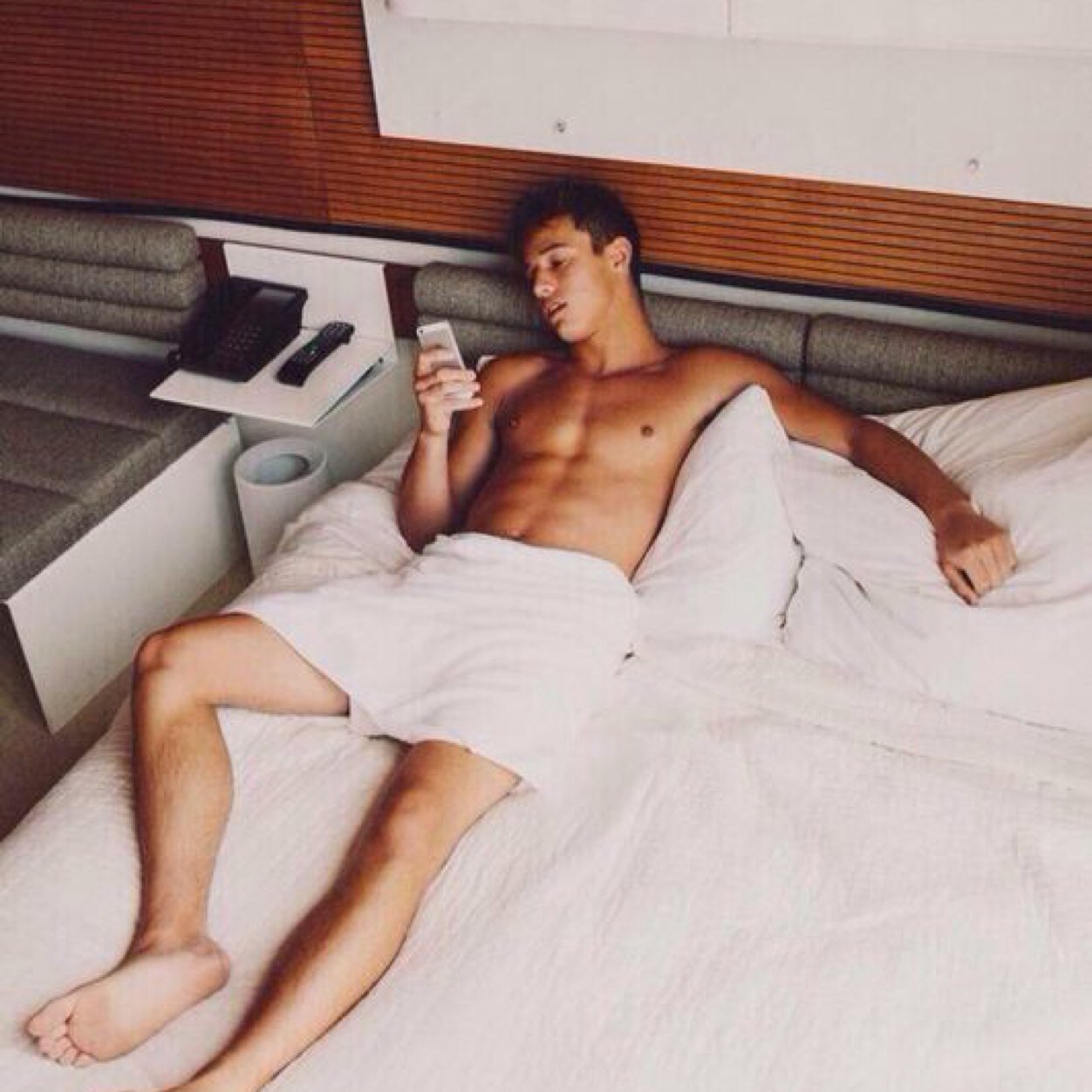 Amores leiam minha fic dos meninos POR FAVOR http://t.co/zQ5T2Ja0JA espero que gostem amo voces