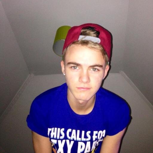 Hey Im Josh Im a Directioner from Manchester, Met 1D 04.03.2012