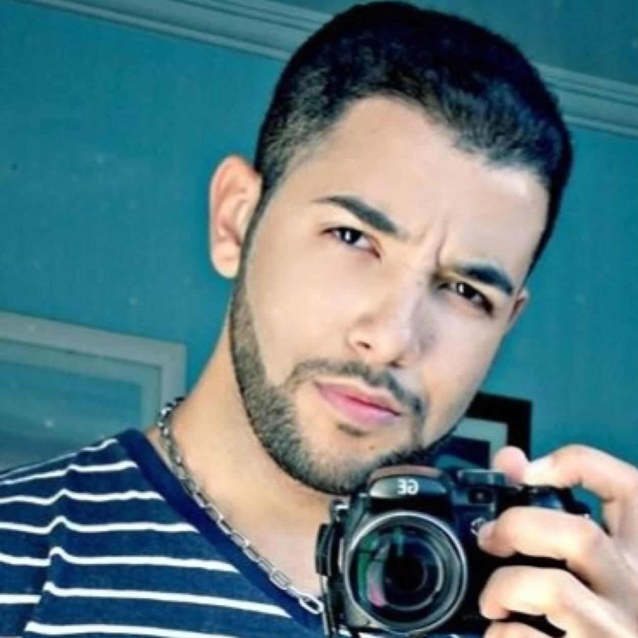 Curador de fotos! sou feliz por ser simples e principalmente pq Deus me deu o privilegio de ñ ser capa, mas sim conteúdo.
