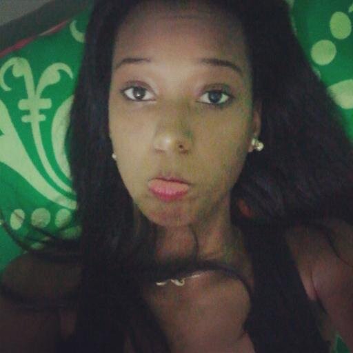 Tenho cabeça, coração e me respeito. Acredito em sonhos, não em utopia. Mas quando sonho, sonho alto. Estou aqui é pra viver, cair, aprender, levantar e seguir.