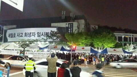 진흙 속에 핀 저 연꽃은 곱기도 하지. 세상이 다 흐려도 제 살 탓이지!