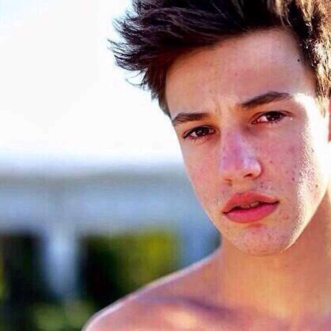 Follow @uncaniff cause she just gave you a free follow