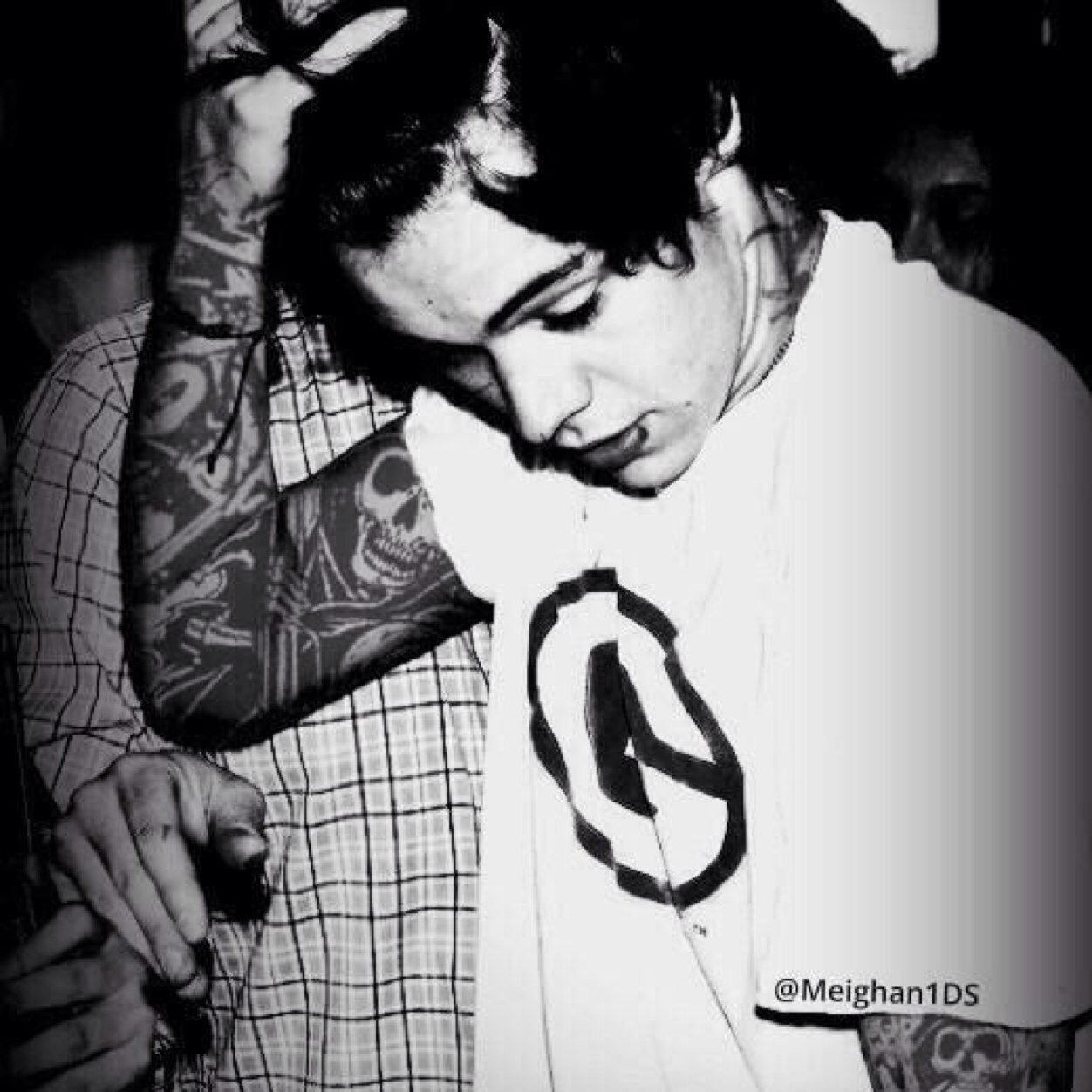 BrokenGlassBabe's profile picture. {RP} Edward (taken) Im GAY i like dick so go away