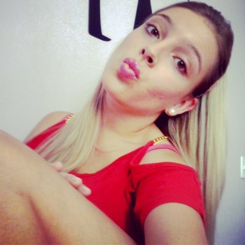 Leonina! Não é qualquer palavra que me ilude, não é qualquer beijo que apaixona, não é qualquer olhar que me conquista. O comum não me atrai.
