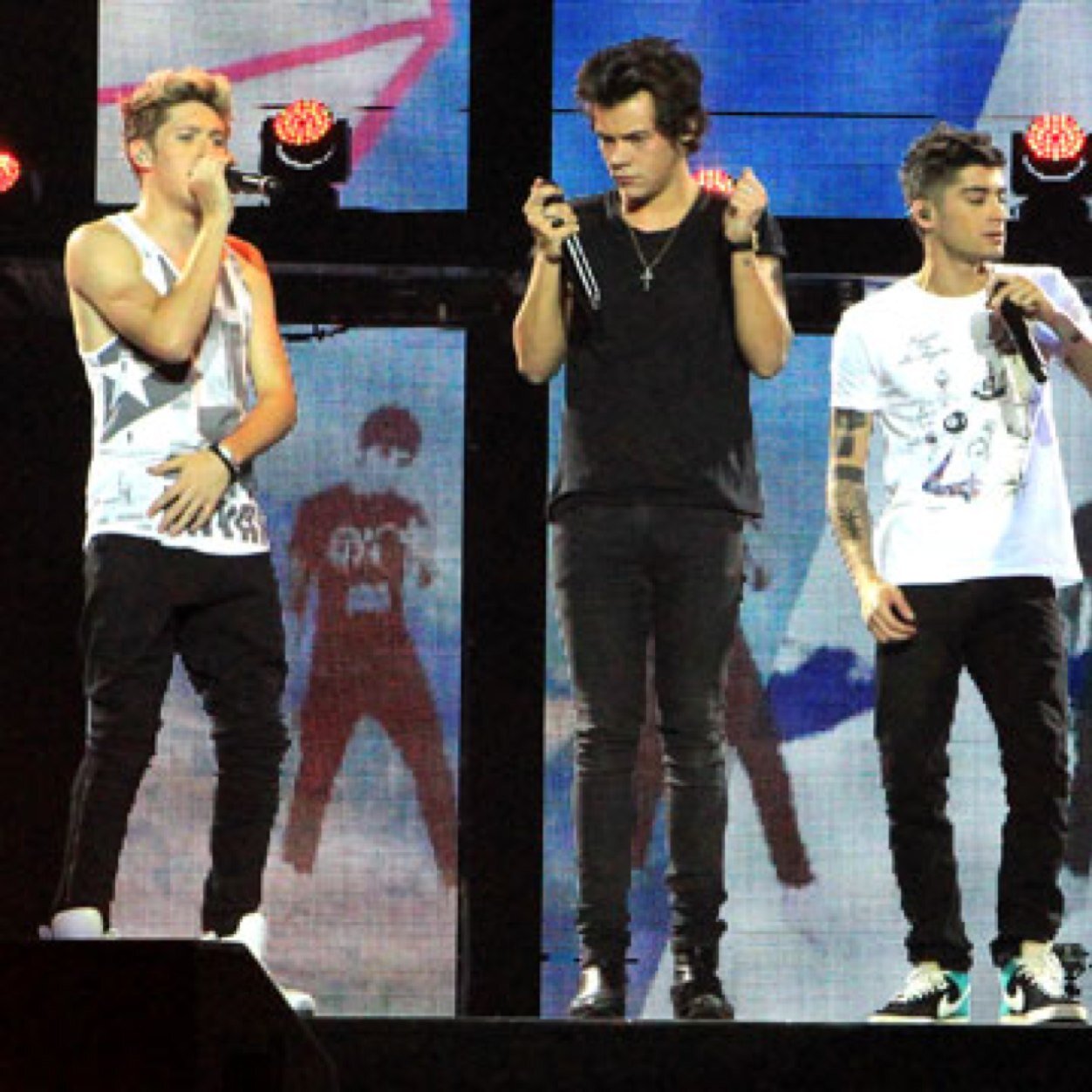 Hey nz fans! Trend & tweet #wwatournewzealand #BRINGWWATONZ Please help us out! We want one direction back in New Zealand