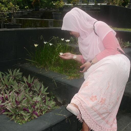 waktu yang tepat untuk sukses adalah sekarang dan cara yang tepat untuk sukses adalah dengan mensukseskan orang lain... :)