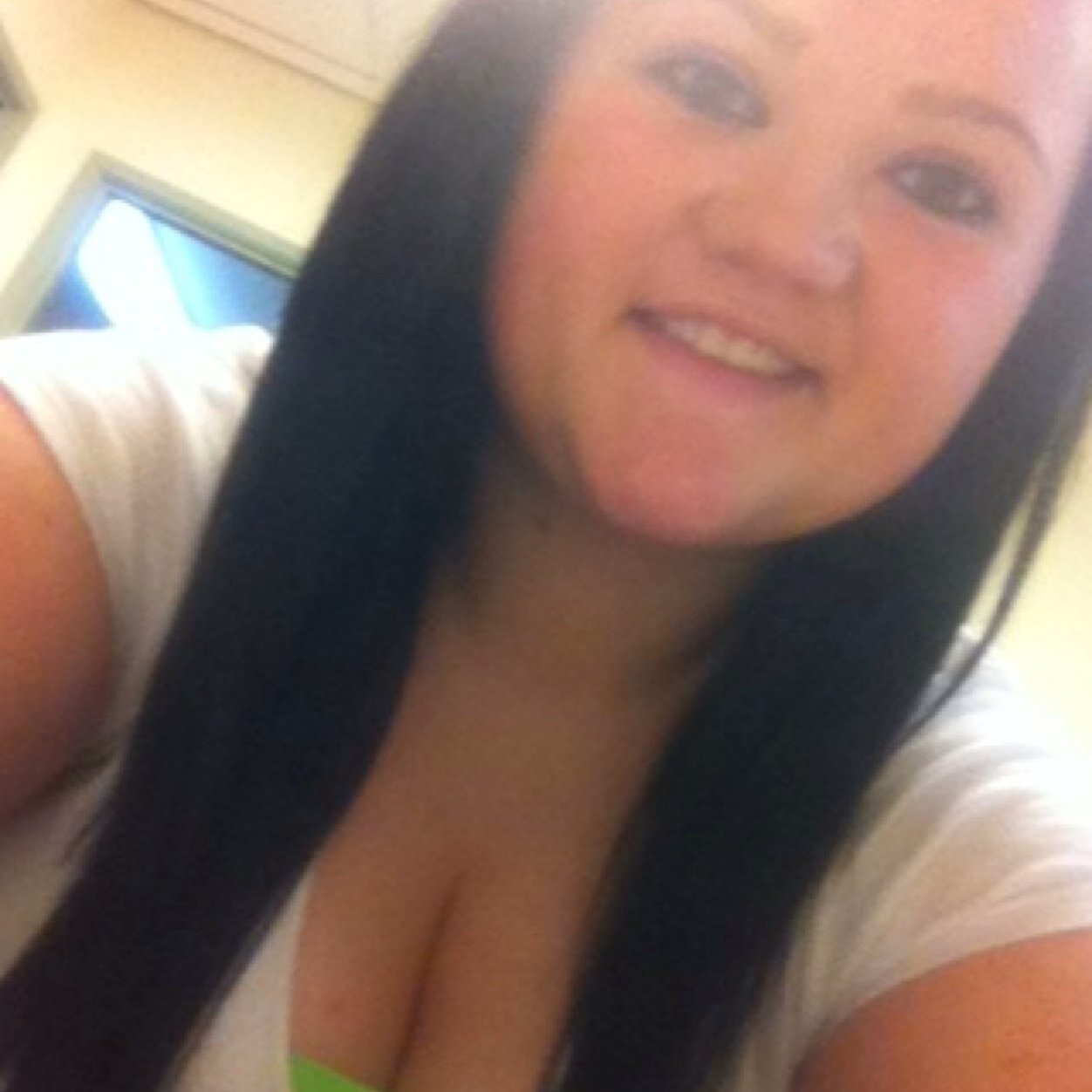 Randi. 18. SR'14. Outdoors kind of girl. Love to Fish & Hunt. LifesAParty!