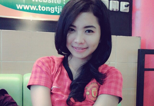 Cewek yang suka bola itu seksi. Apalagi yang suka Manchester United, seksi banget! #MUFC | IG: dewibebeh