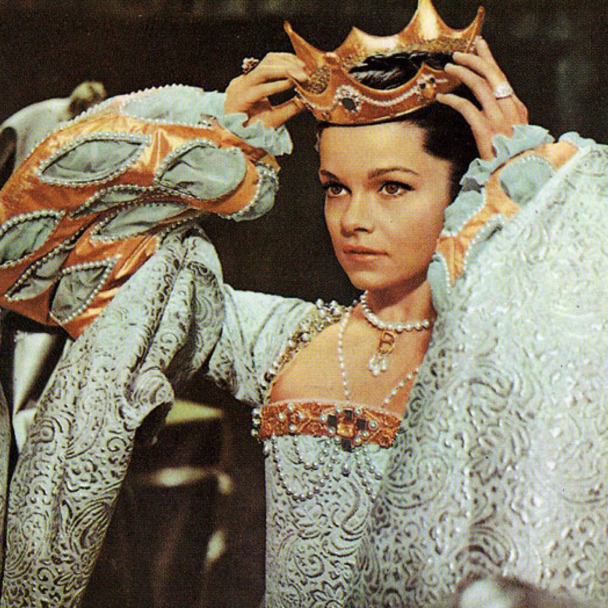 El espejo de la moda en la corte inglesa. Carisma y perseverancia. Capaz de tomar el control en un mundo de hombres. «Hacia delante y hacia arriba, Ana Regina.»