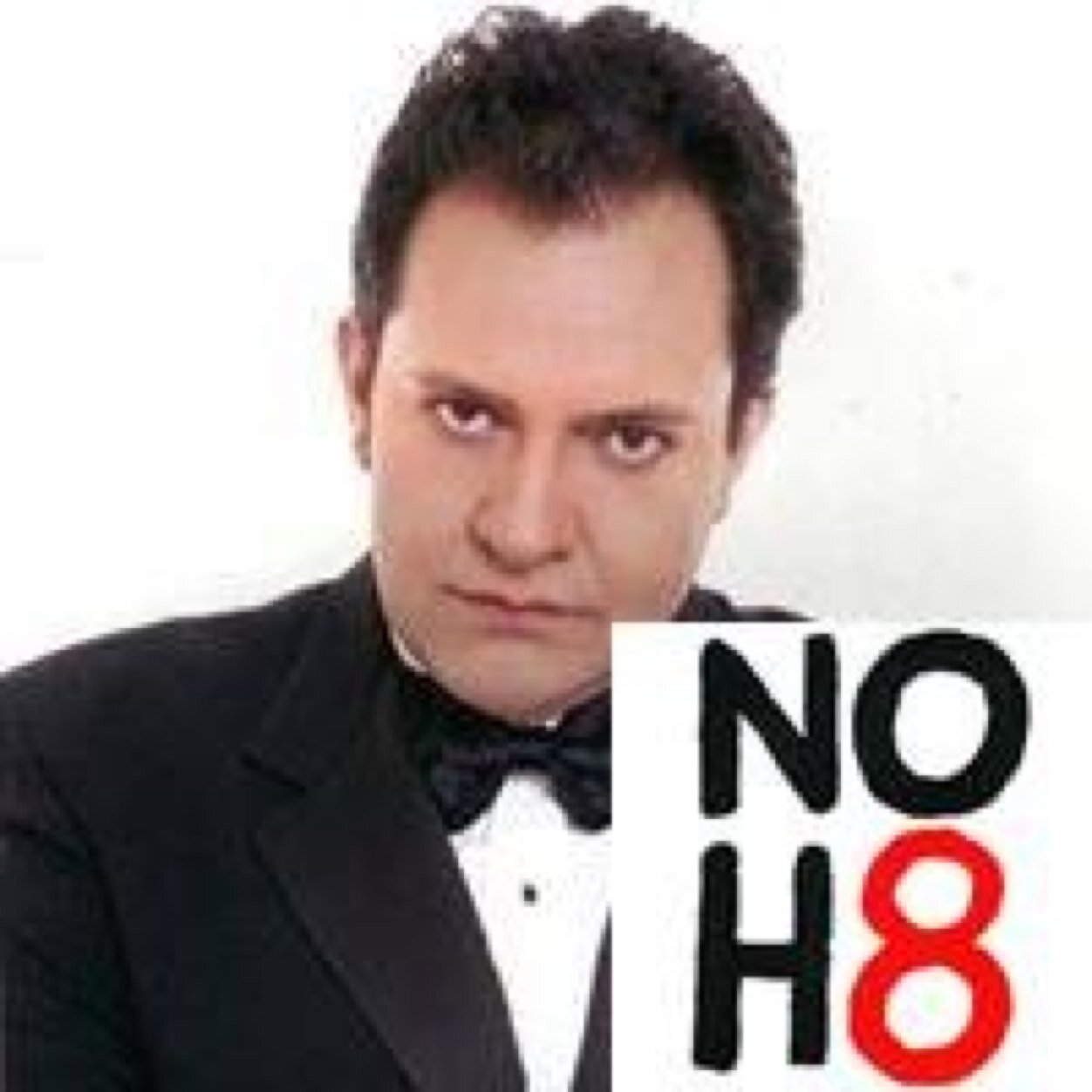 critico teatral y de espectaculos. cumpliendo 30 años en los medios escritos y hablados programa de radio ENTRE PIERNAS