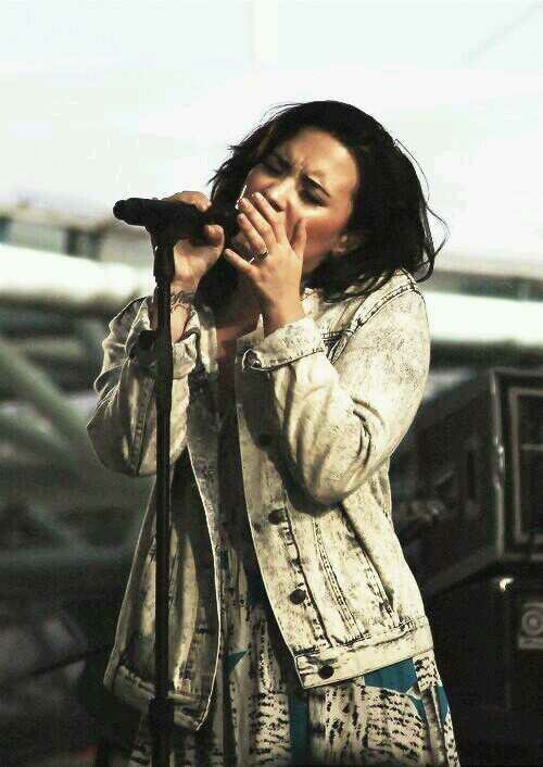 Estaba hundida en Believe in me, me levanté mientras lloraba con Skyscraper y por fin sonrío con Warrior. Deseo abrazar a Demi y darle las gracias por todo.