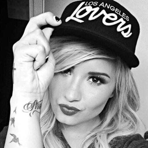 Demi Lovato: She is strong girl, she have nice looks, her smile is beauty thing on the world.