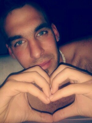 Es mi vida ♥ Como no quererlo si con una puta sonrisa me alegra el dia por completo :$ Lo Amoo ♦