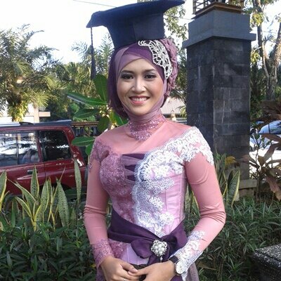i ♥ my Lord Allah...mom, my dad, my little sist, and the last one i ♥ my man @hasdeey :)